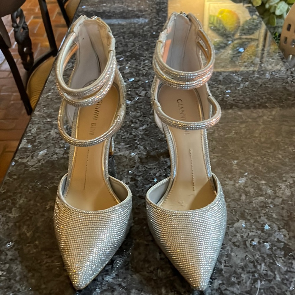 Beautiful Gianni Bini Silver shoes